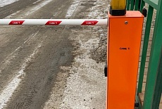 Монтаж шлагбаума при въезде на строительную площадку РМК-Арены