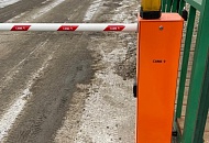 Монтаж шлагбаума при въезде на строительную площадку РМК-Арены